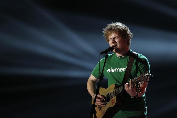 Jedenadvacetiletý Ed Sheeran dostal cenu pro zpěváka a objev roku
