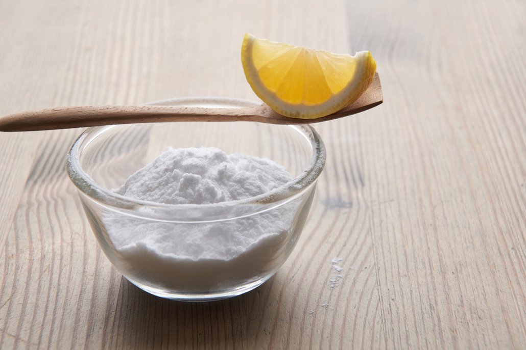 Jedlá soda potřebuje k aktivaci něco kyselého, například citronovou šťávu