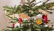 Vánoční stromek můžete nazdobit jak cukrovím, tak sušeným ovocem. Krásně vypadají např. plátky pomeranče