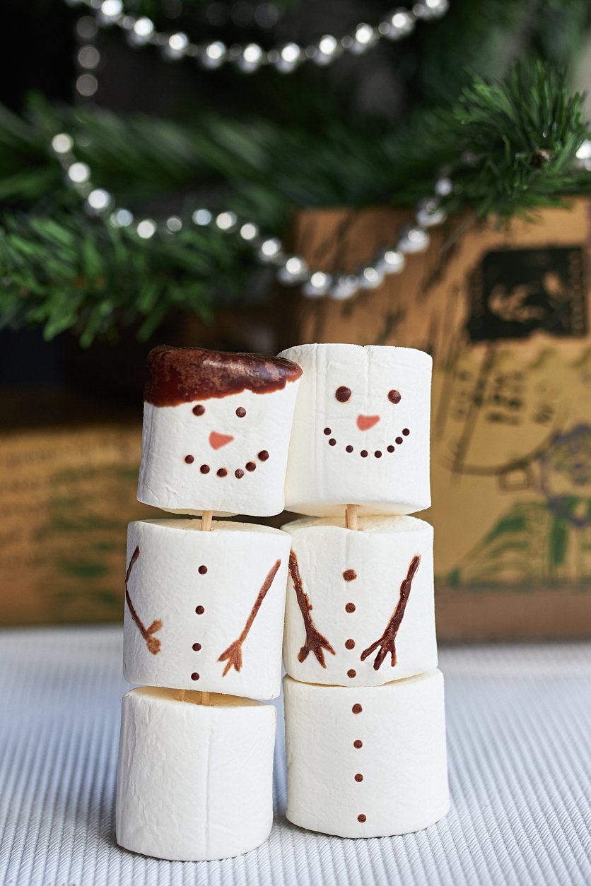 Z marshmallow připravíte veselé sněhuláky i originální řetěz na stromeček