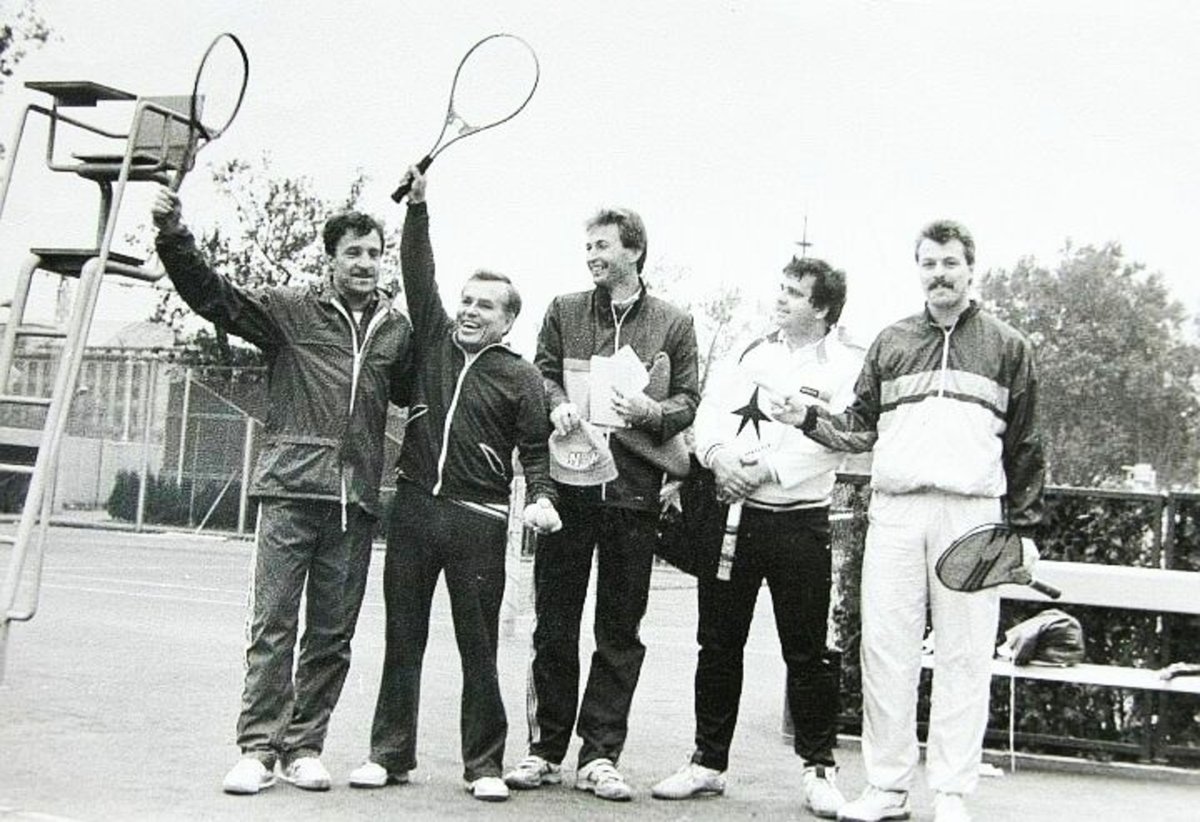 Na tenisu s dalšími osobnostmi, například s Janem Kodešem (na snímku vlevo).