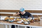 Superjedlík Radim Dvořáček (32) zvládl sníst desetichodové řecké menu za zhruba dvě hodiny. Přiznal, že byl poprvé málem poražen!