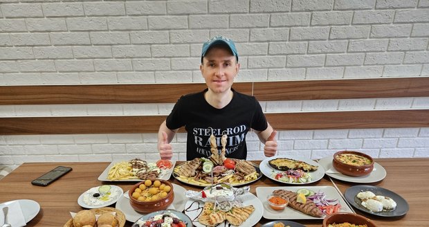 Superjedlík Radim Dvořáček (32) zvládl sníst desetichodové řecké menu za zhruba dvě hodiny. Přiznal, že byl poprvé málem poražen!