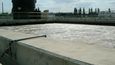 Jedna z aktivačních nádrží Plzeňské čistírny odpadních vod. Odpadní voda se zde čistí i díky silnému okysličení. Okolo nádrží se vznáší zemitá vůně