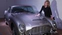 Jedna z hereček "Bond-girl" Britt Eklandová pózuje u agentova slavného vozu Aston Martin DB5