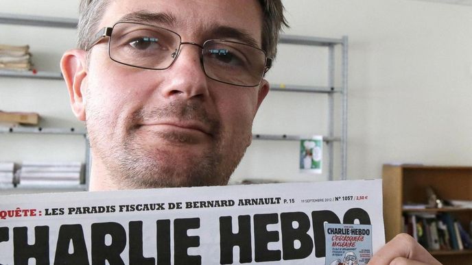Jedna z obětí útoku, šéfeditor Stéphane Charbonnier, drží výtisk listu Charlie Hebdo