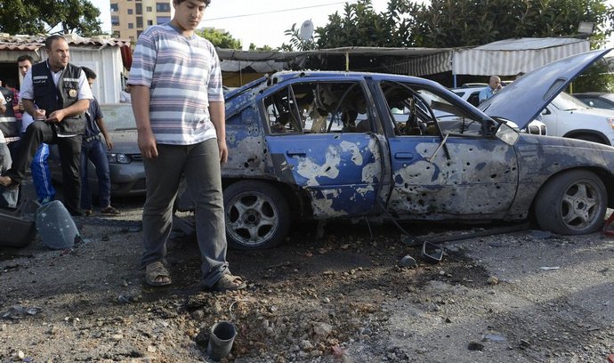 Jedna z raket, které dopadly na Bejrút, zasáhla autobazar