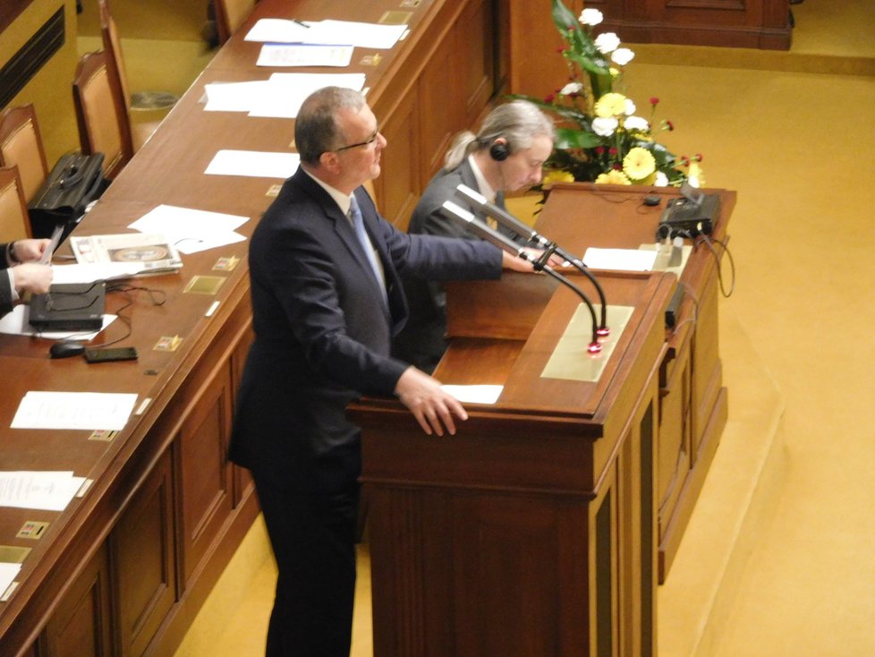 Jednání Sněmovny: Kalousek kritizoval Babiše za nepřítomnost.