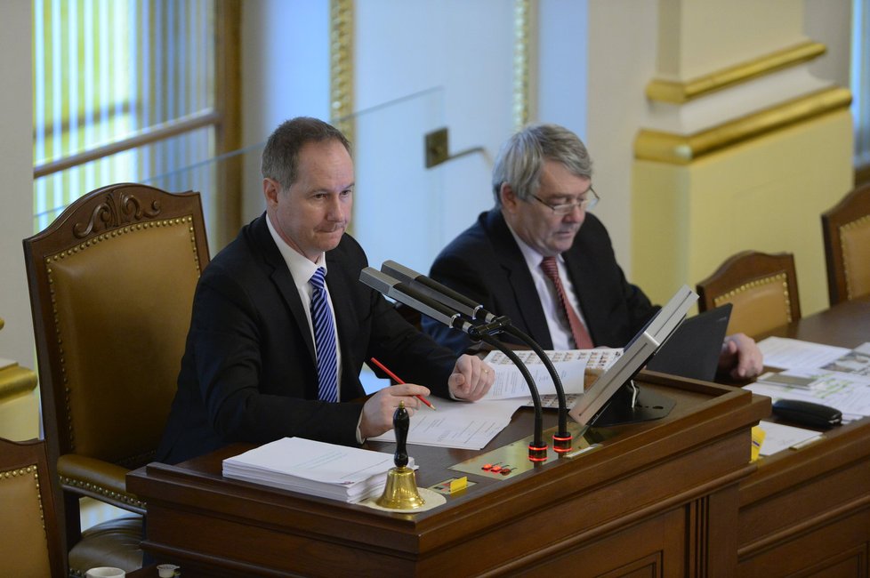Jednání Sněmovny: Schůzi PSP vedl její místopředseda Petr Gazdík (STAN), vedle něj usedl další z místopředsedů Vojtěch Filip (KSČM)