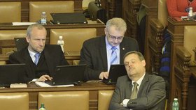 Na některé poslance během dlouhého programu jednání padala viditelně únava