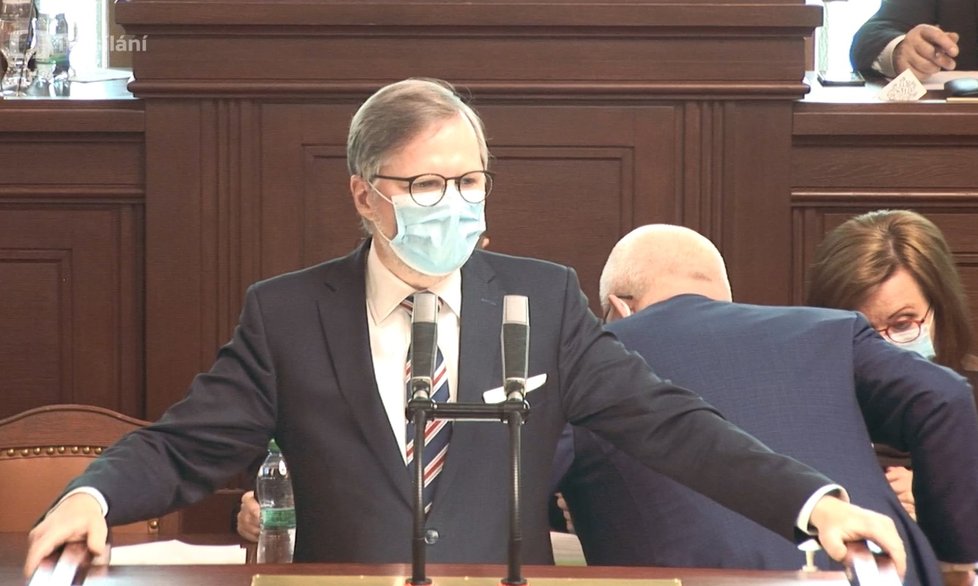 Sněmovna o koronaviru: Petr Fiala (ODS) řečnil, za jeho zády se radili Babiš a Faltýnek (7.4.2020)