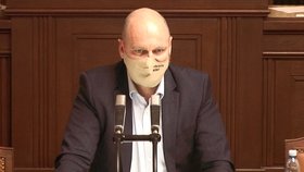 Sněmovna o koronaviru: Ministr školství Robert Plaga (ANO) odložil brýle (8.4.2020).