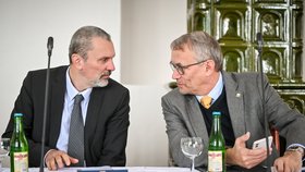 Ministři Michal Šalomoun (za Piráty) a Martin Dvořák (STAN)
