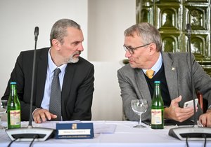 Ministři Michal Šalomoun (za Piráty) a Martin Dvořák (STAN)