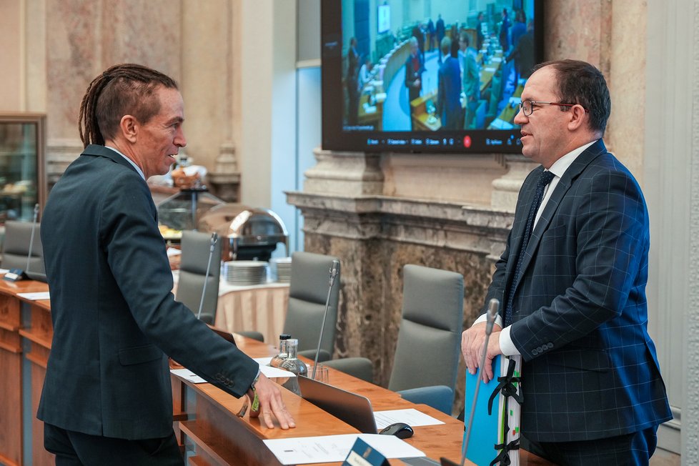 Jednání vlády 31. 1. 2024: Vicepremiér a ministr pro místní rozvoj Ivan Bartoš v debatě s ministrem zemědělství Markem Výborným
