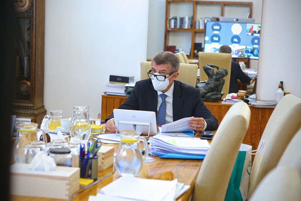 Premiér Andrej Babiš (ANO) během jednání vlády