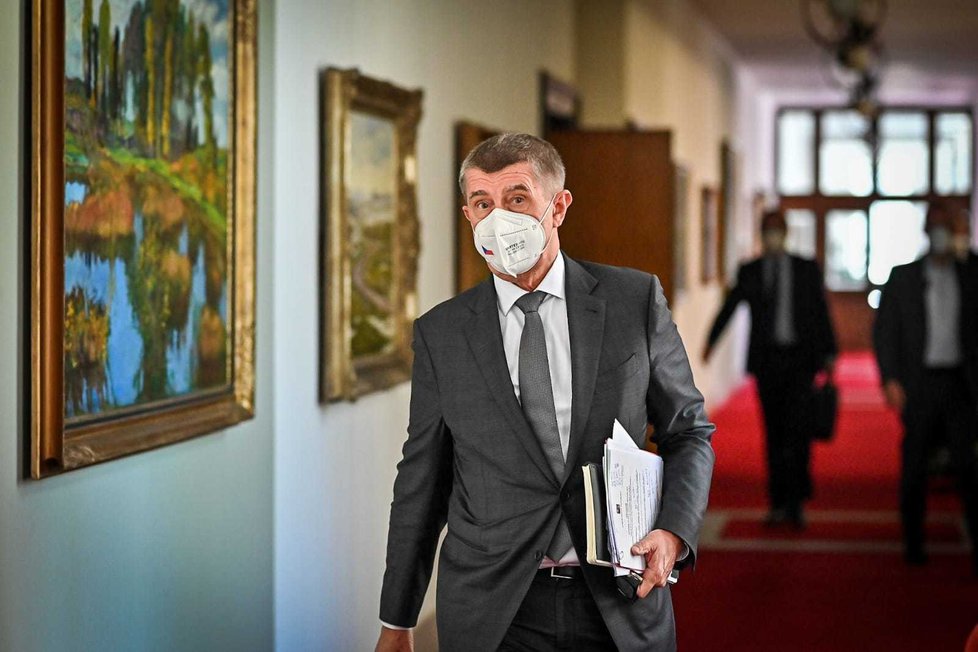 Příchod na jednání vlády: Premiér Andrej Babiš (10. 5. 2021)