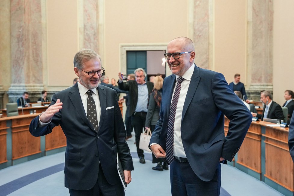 Jednání vlády 31. 1 2024: Premiér Petr Fiala v rozhovoru s ministrem školství Mikulášem Bekem před začátkem jednání vlády