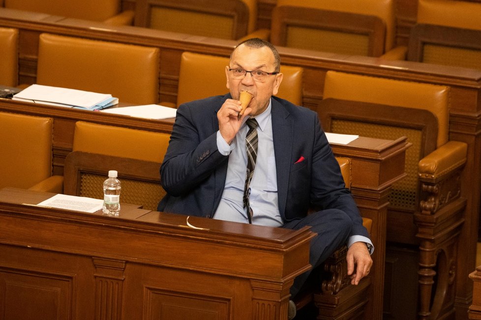 Jednání o nedůvěře vládě: Jaroslav Foldyna (SPD) si vychutnával zmrzlinu  (17.1.2023)