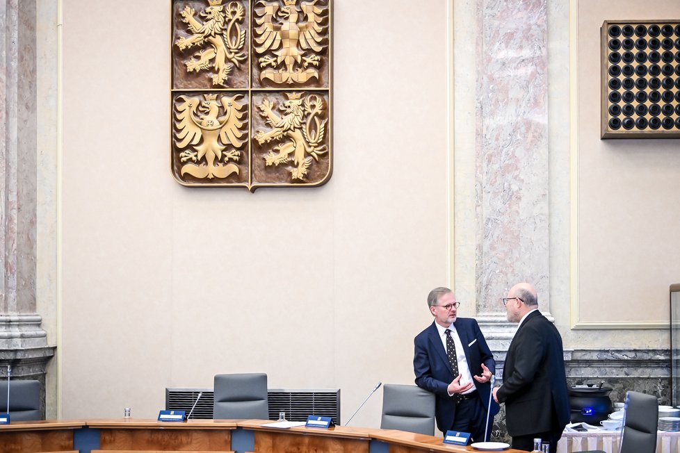 Jednání vlády 31. 1. 2024: Premiér Petr Fiala v diskuzi s vicepremiérem a ministrem zdravotnictví Vlastimilem Válkem