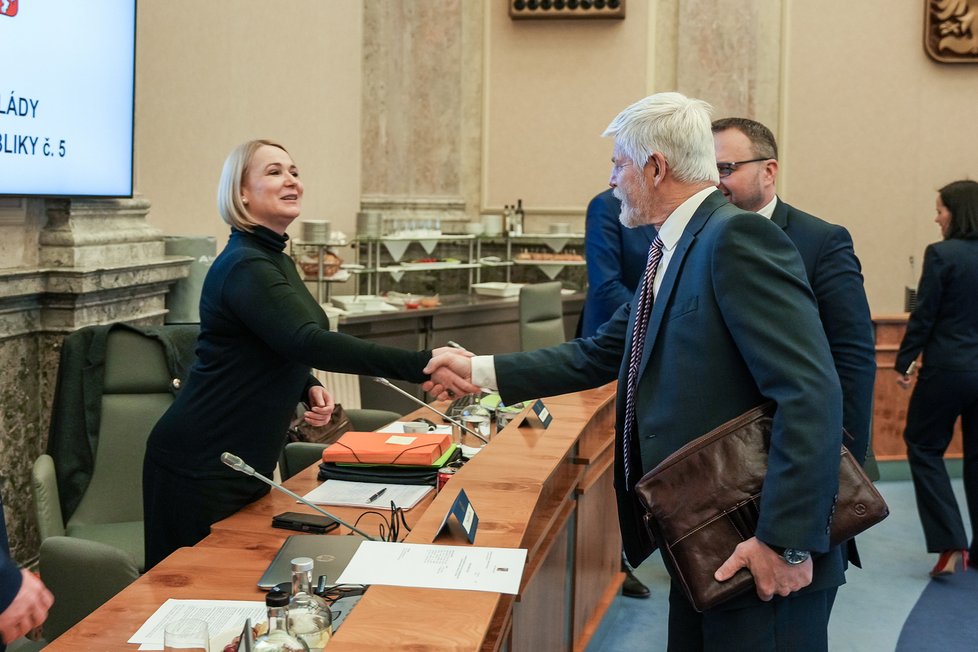 Jednání vlády 31. 1 2024: Prezident republiky Petr Pavel se po příchodu do jednacího sálu pozdravil s přítomnými členy kabinetu