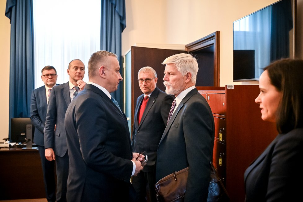 Jednání vlády 31. 1 2024: Prezident Petr Pavel se zdraví s ministrem průmyslu a obchodu Jozefem Síkelou