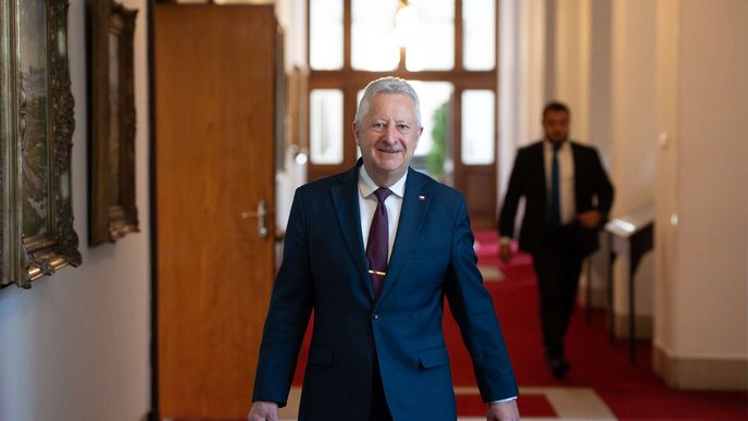 Splníme naši zákonnou povinnost, to znamená vydávat na obranu dvě procenta HDP na obranu, řekl ministr obrany Jaromír Zůna (za SPD). Splníme naši zákonnou povinnost, to znamená vydávat na obranu dvě procenta HDP na obranu, řekl ministr obrany Jaromír Zůna (za SPD).