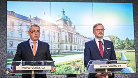 Jednání vlády: Ministr průmyslu a obchodu Jozef Síkela (za STAN) a premiér Petr Fiala (ODS)
