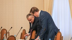 Jednání vlády 7. 2. 2024: Ministr dopravy Martin Kupka v debatě s ministrem průmyslu a obchodu Jozefem Síkelou