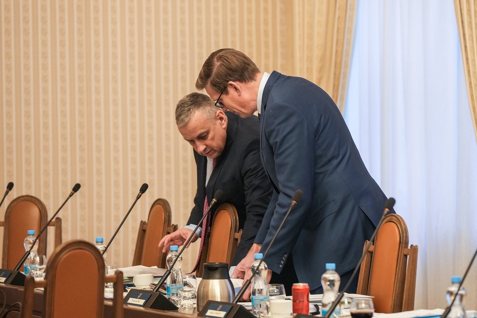 Jednání vlády 7. 2. 2024: Ministr dopravy Martin Kupka v debatě s ministrem průmyslu a obchodu Jozefem Síkelou
