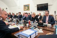 Jednání vlády bez Fialy: Co řešili ministři, když je premiér v Indii?