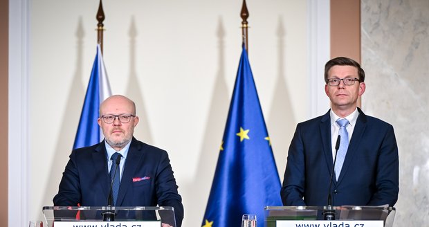 Jednání vlády 14. 2. 2024: Vicepremiér Vlastimil Válek a ministr Martin Kupka na tiskové konferenci po jednání vlády