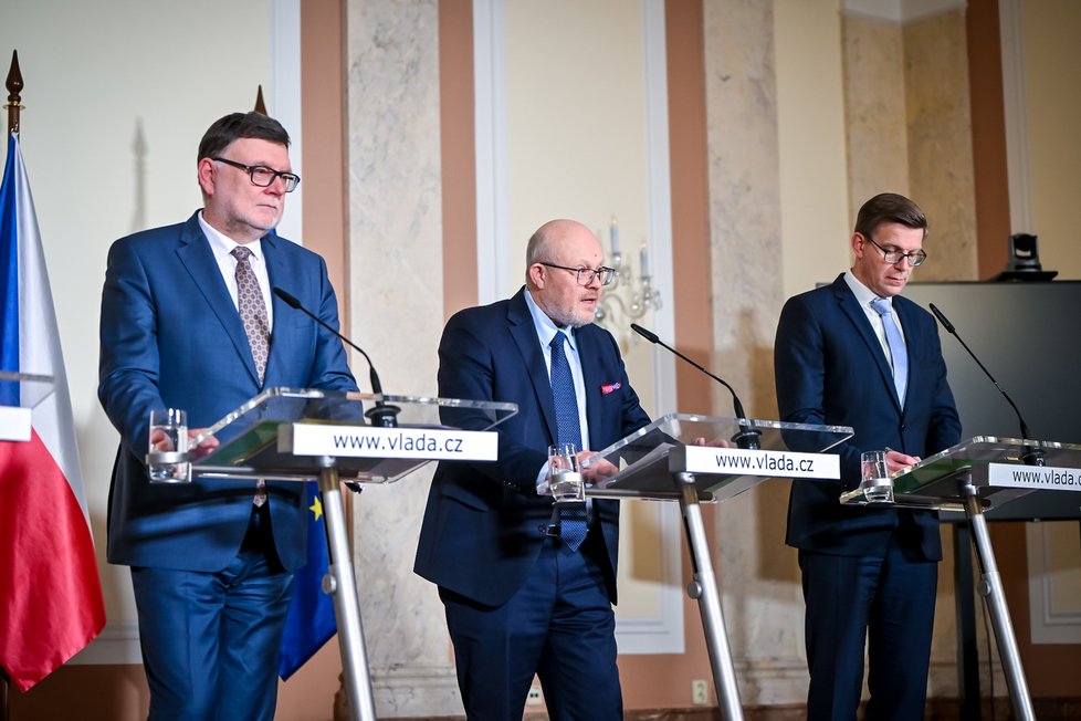 Jednání vlády 14. 2. 2024: Ministři Stanjura, Válek a Kupka na tiskové konferenci po jednání vlády