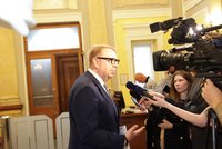 Státní zaměstnanci dostanou přidáno. Vláda schválila změnu tabulek a přidá 36 miliard