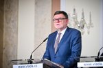Jednání vlády 14. 2. 2024: Ministr financí Zbyněk Stanjura na tiskové konferenci po jednání vlády