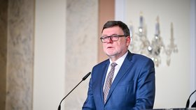 Jednání vlády 14. 2. 2024: Ministr financí Zbyněk Stanjura na tiskové konferenci po jednání vlády