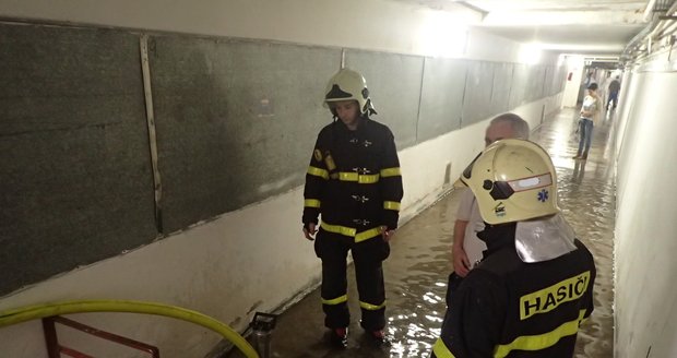 Jedním z míst, kde hasiči odčerpávali vodu ze sklepů, byla havířovská nemocnice.