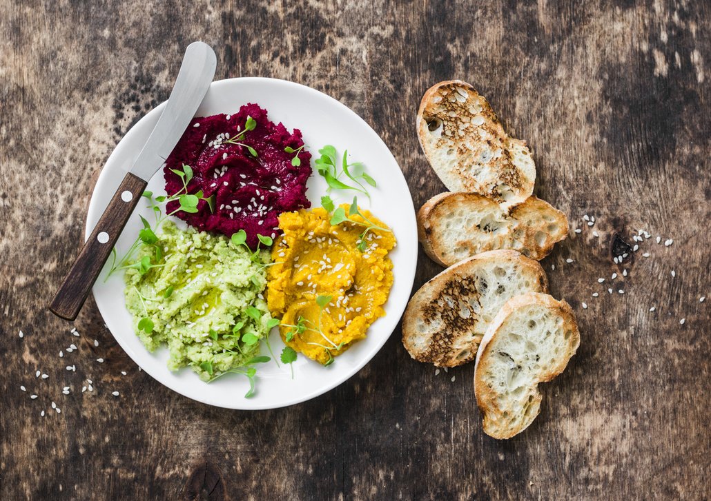 Hummus je snadný, rychlý, a když ho uděláte ve více variantách, i barevný. Stačí k němu podávat krekry.