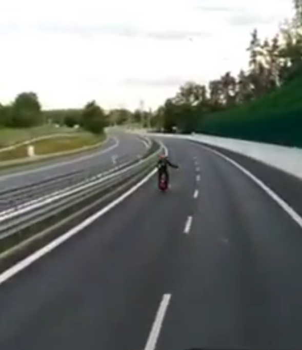 Jednokolka se řítila po silnici rychlostí 70 km/h.