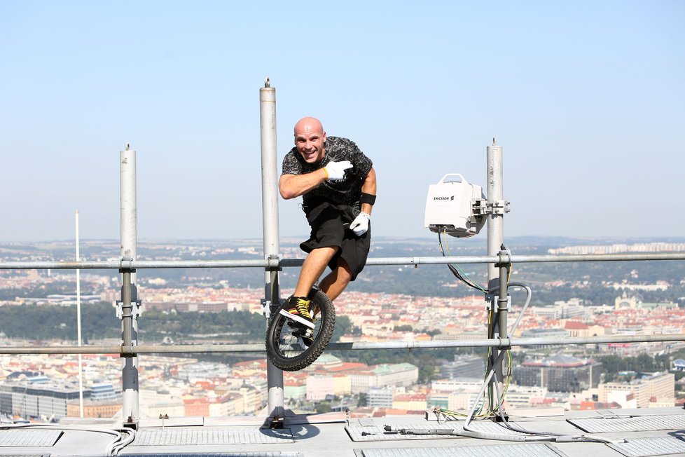 Petr Beneš pokořil Petřínskou rozhlednu i Žižkovský vysílač. Teď chce na brněnský AZ tower.