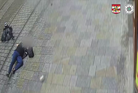 Srážky s chodci, jízda na červenou: Policisté si v Brně posvítili na jednokolkáře