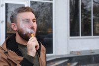 Češi „kašlou“ na správné vyhazování e-cigaret: Katastrofa pro přírodu! Co na to úřady?