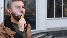 Jednorázová elektronická cigareta (ilustrační foto)