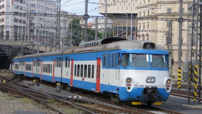 Jednotka 451.059 "pantograf" na pražském hlavním nádraží