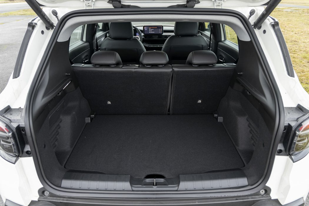 Na malé SUV je objem kufru 380 litrů velmi slušná hodnota. Navíc avenger přidává i pravidelné tvary, příjemné čalounění a standardně dvojitou podlahu.