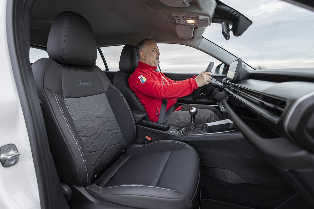 Pozici za volantem můžeme označit za sportovnější a blíží se spíše normálním hatchbackům.