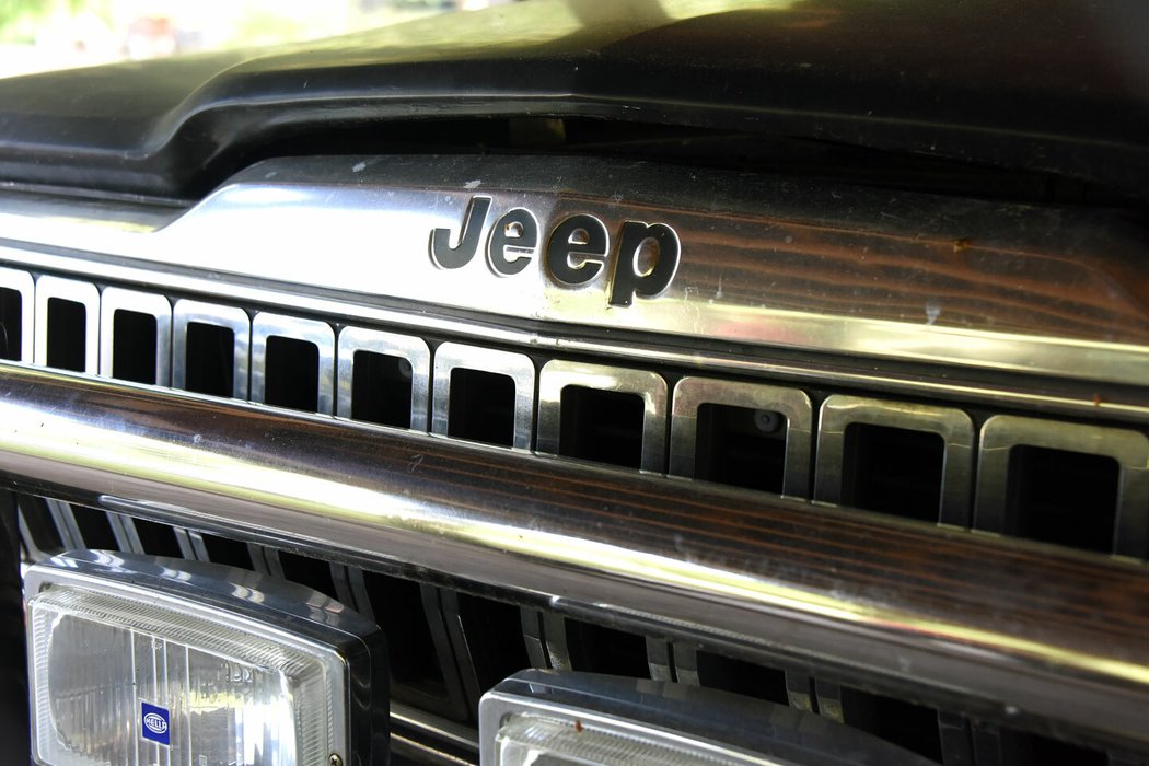 Typickým rozpoznávacím znakem jeepů je masivní chromovaná mřížka chladiče