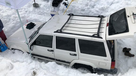 Jeep strávil čtyři měsíce hluboko pod sněhem. Jak vypadá po vysvobození?