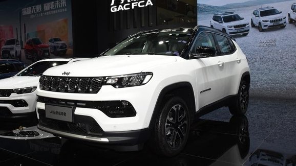 Omlazený Jeep Compass konečně představen, je větší a prémiovější