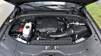 Atmosférický osmiválec potřebuje pro výraznější akceleraci vytočit alespoň do 3500- -4000 min-1. Dokonale fungující převodovka od ZF sama řadí nahoru při 5600 min-1, v manuálním režimu dovolí 6000 min-1 a zůstává viset v omezovači. Atmosférický osmiválec potřebuje pro výraznější akceleraci vytočit alespoň do 3500- -4000 min-1. Dokonale fungující převodovka od ZF sama řadí nahoru při 5600 min-1, v manuálním režimu dovolí 6000 min-1 a zůstává viset v omezovači.